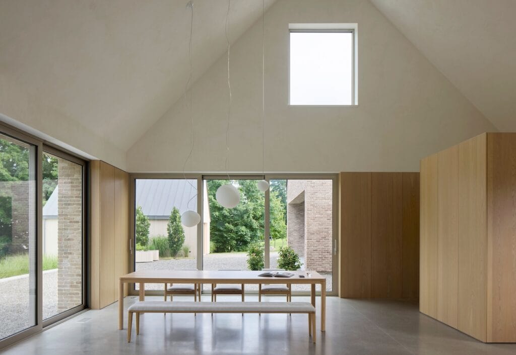 Des Lauriers House’s Gabled Volumes Embraces Rural Serenity