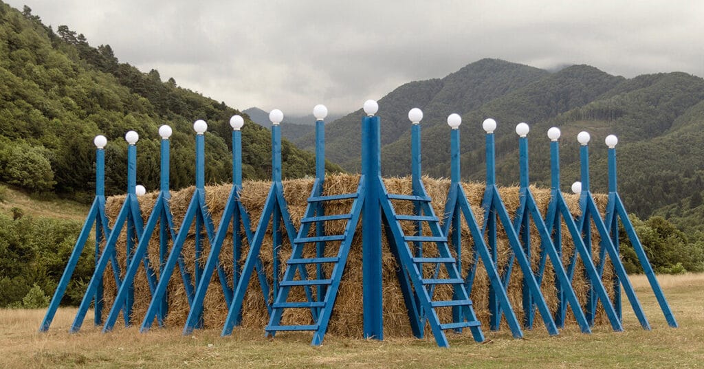 hay bale amphitheater by atelier VRAC emerges as temporary installation in romania