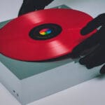 aluminum PP-1 turntable plays vinyl records without tonearm