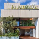 ‘house F’ strengthens neighborhood ties with shared greenery and open spaces in japan