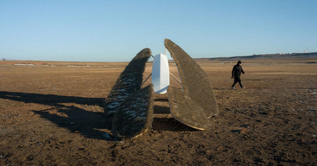 oas/s-nomad installation floats above mongolia’s grassland