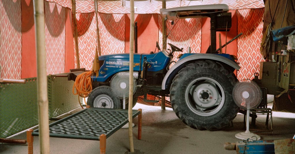 gauri gill captures shelters amid tractors by india’s farmers