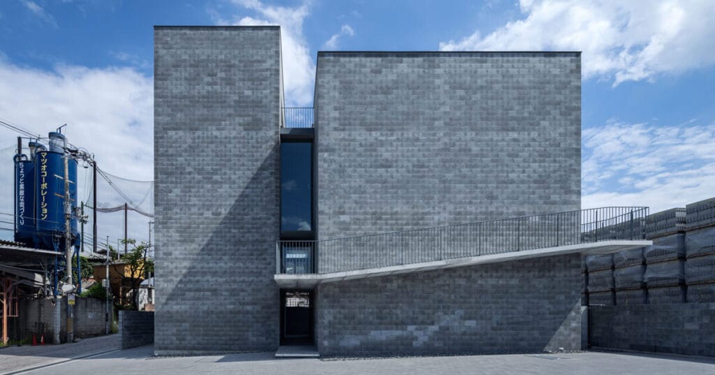 concrete blocks wrap bora architects’ BLDG02 monolithic office building