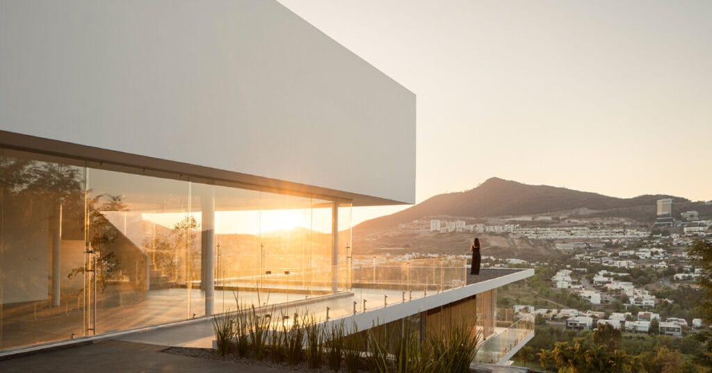 jaime juárez stepped-level house overlooks golf course in mexico